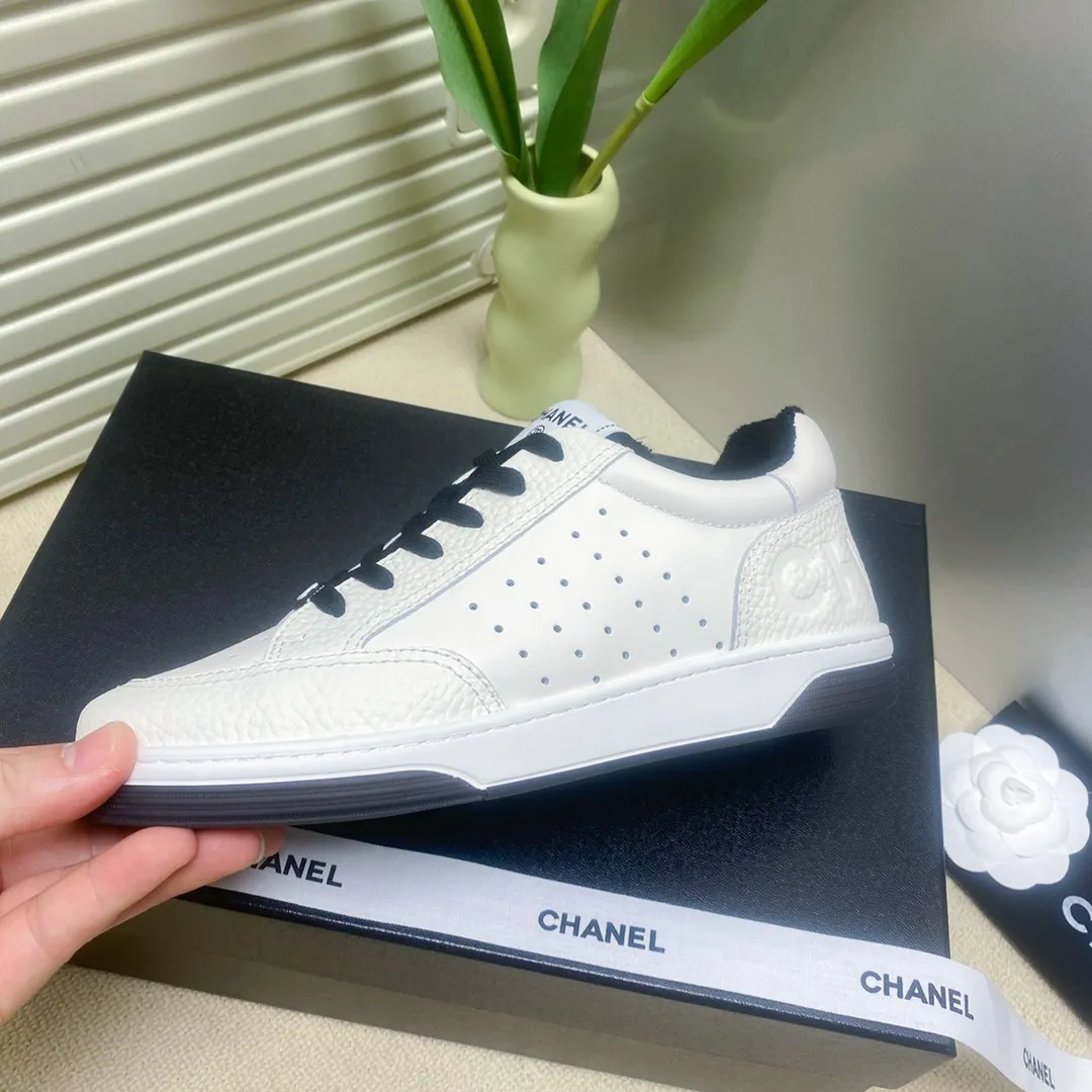 👟👟Ex-factory price 480👟👟 Women's shoes Women's clothing Women's shoes Women's clothing Women's shoes Women's clothing Women's shoes Women's clothing chanel~~Chanel's latest 2022 panda shoes skate shoes sneakers, out of stock king @ counters are out of stock everywhere〰It is difficult to reserve even if you have money❗️ The fresh splicing style is really super good-looking... Xiaohongshu, Internet celebrity anchors, and bloggers have already started calling ❤ Original calfskin fabric, original towel lining, logo stamping process, two-color T👟👟 ex-factory price U outsole, sleeve last process, and latex feet are all custom molded... 🎁Supporting packaging 35-40 regular size